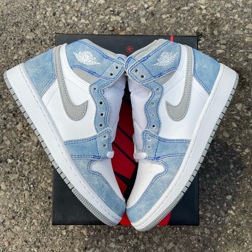 Size 4Y - Jordan 1 high ‘hyper royal’